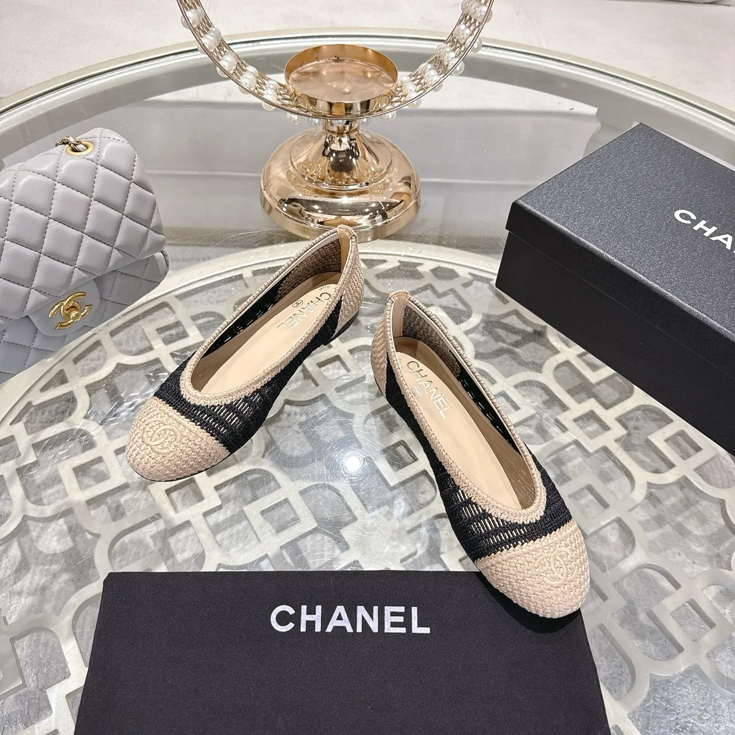 👟👟Ex-factory price 520👟👟 Chanel 25SS finally comes out with woven ballet shoes‼ ️ Shoes worthy of their own article, I have to say that they are finally waiting for you! So elegant and chill. Wear it in the summer to enjoy the breeze and walk on the street. Round square toe design. Cute and cute~ The appearance is super online. When you wear it, you will feel like a wealthy daughter. I thought it was good-looking. Only when I put it on my feet do I know how easy it is to wear~ Upper: Exclusive custom-made mesh (comfortable and breathable) Foot pad: Sheepskin Outsole: Genuine leather sole imported from Italy Size: 35-39 (customized at 40.41.42)
